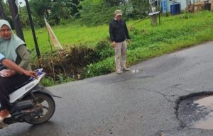 Ruas Jalan Kota Dalam-Blimbing Sari Jebol dan Nyaris Putus, Anggota DPRD Lamsel Desak Pemprov Segera Lakukan Perbaikan