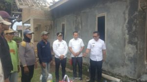 Anggota DPRD Lamsel Bersama Dinas Sosial Salurkan Bantuan Untuk Korban