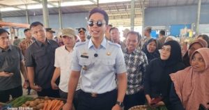 Anggota DPRD Lamsel,Agus Sartono Dampingi Bupati Sidak Harga Bahan Pokok di Pasar Tradisional Sidomulyo