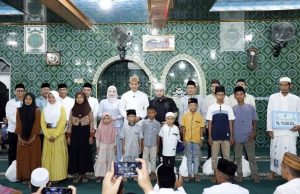 Safari Ramadan di Kecamatan Rajabasa, Bupati Egi Bagikan Paket Sembako