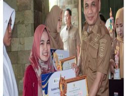 Bambang Iman Santoso Serahkan Penghargaan Juara Disporapar Singing Competition