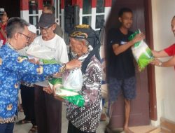 PWRI DPC Pringsewu Gandeng Donatur Salurkan Ratusan Paket Bansos untuk Warga Tambahrejo